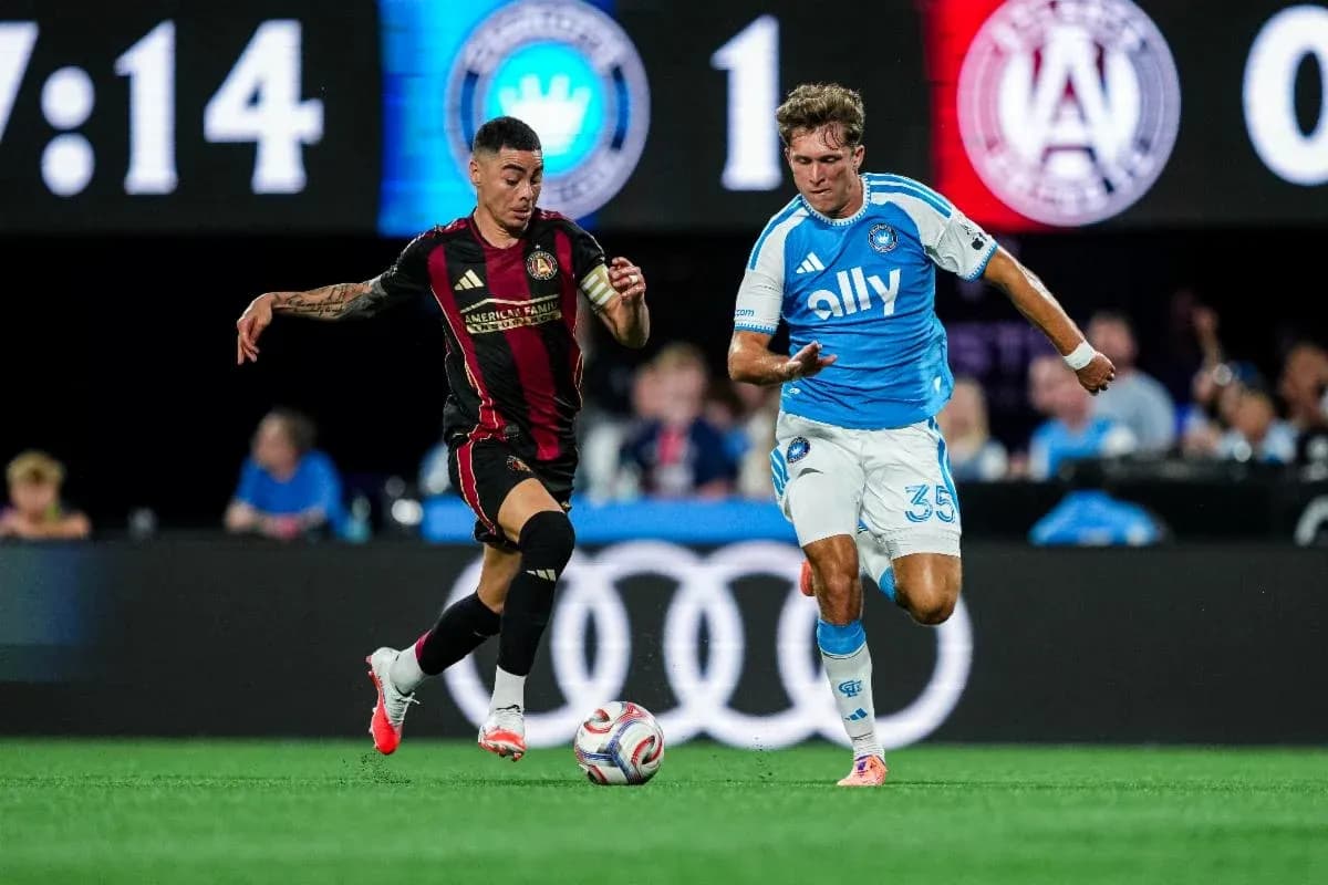 Jugadores de Atlanta United FC y Charlotte compitiendo