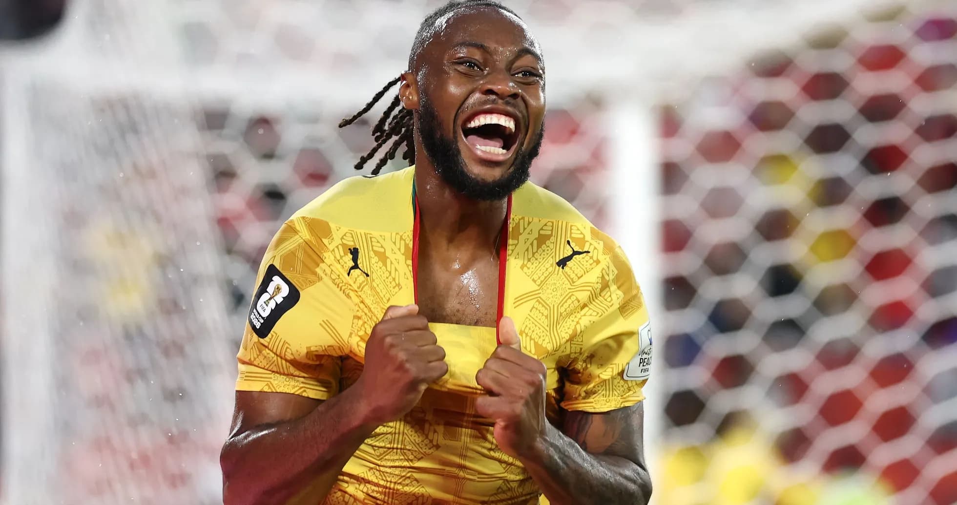 Jugador celebrando un gol con camiseta amarilla