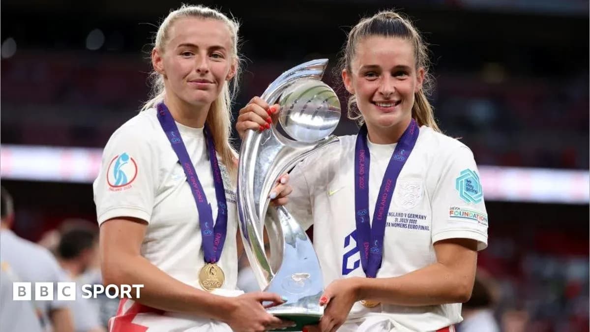 Jugadoras de Inglaterra sosteniendo el trofeo tras la victoria