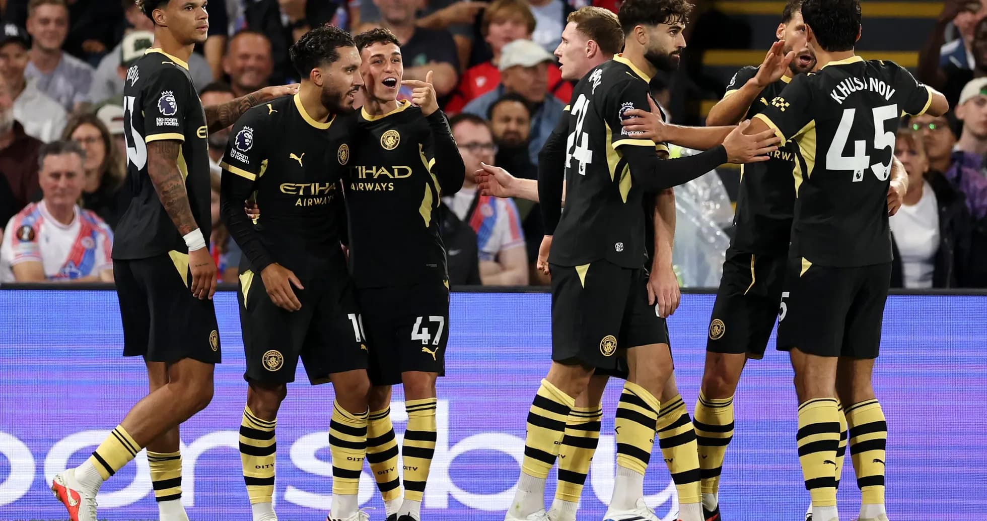 Jugadores de Manchester City celebrando un gol