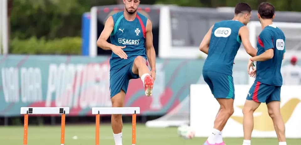 Jugador saltando sobre un obstáculo en entrenamiento