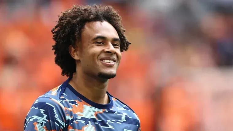 Jugador sonriendo en calentamiento previo al partido