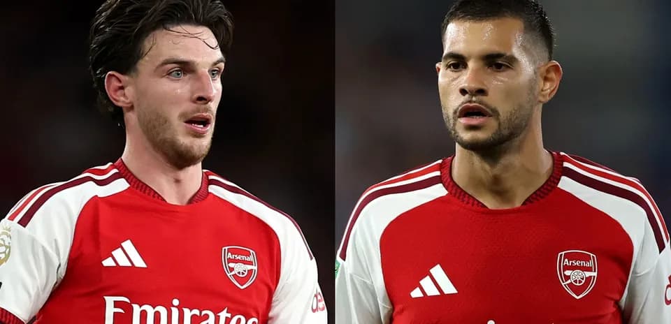 Dos jugadores de Arsenal en uniforme rojo durante partido