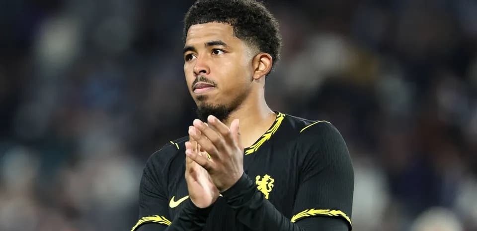 Jugador aplaudiendo tras el partido con Chelsea