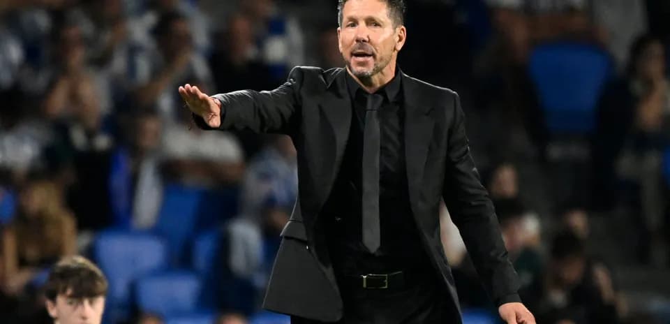 Entrenador dirigiendo desde la banda durante el partido