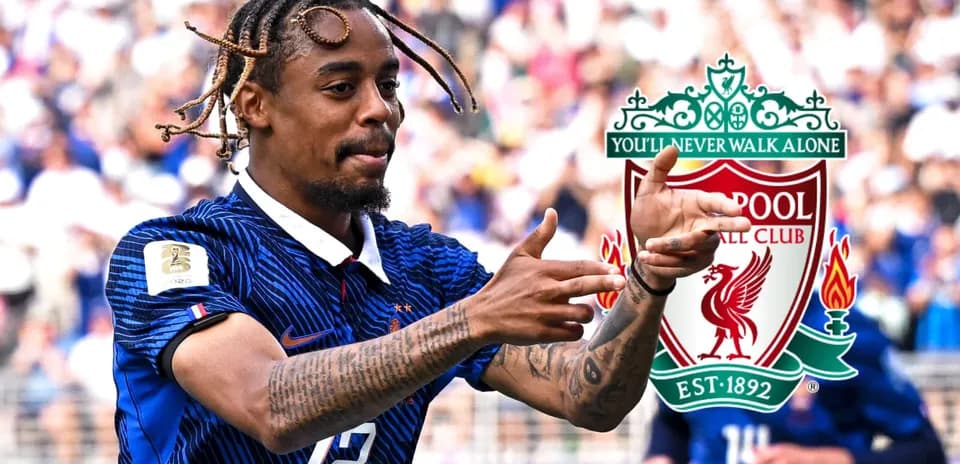 Jugador de Francia señalando al público durante el partido