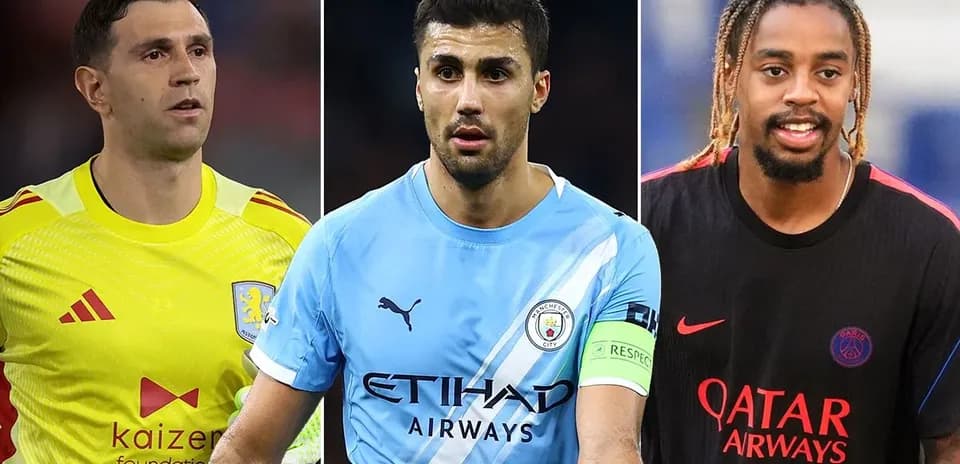 Tres jugadores de fútbol en diferentes camisetas de clubes
