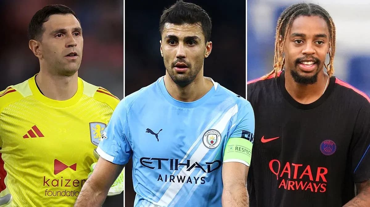 Tres jugadores de fútbol en diferentes camisetas de clubes