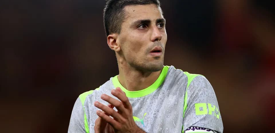 Portero aplaudiendo en el campo durante el partido