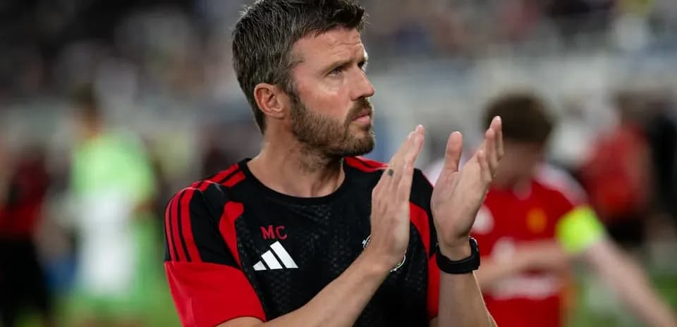 Entrenador aplaudiendo tras el partido en el campo