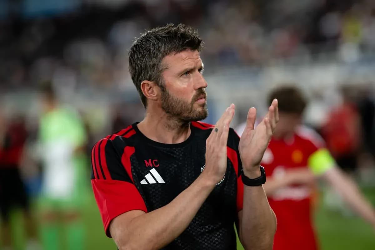 Entrenador aplaudiendo tras el partido en el campo