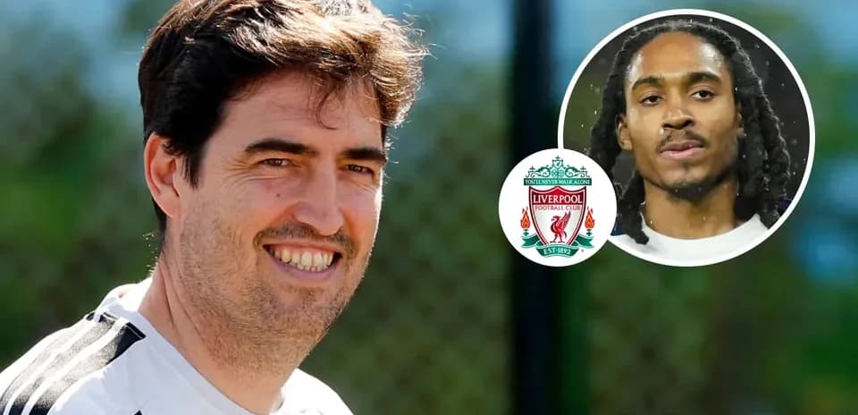 Entrenador sonriente en sesión de entrenamiento de Liverpool