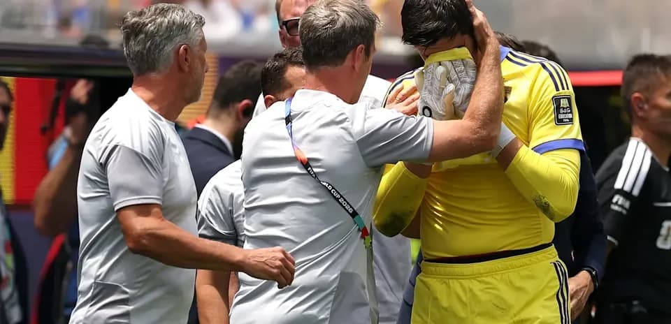 Entrenador consuela al portero después del partido