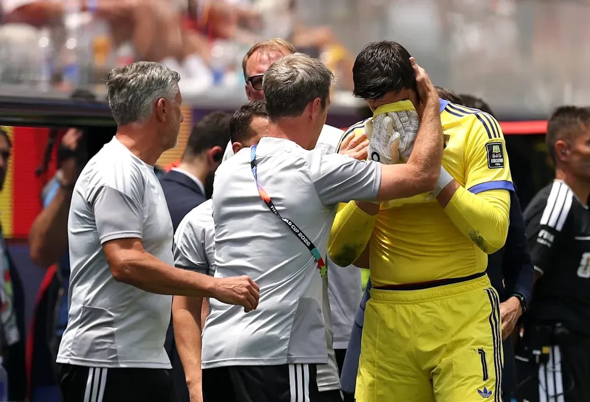 Entrenador consuela al portero después del partido