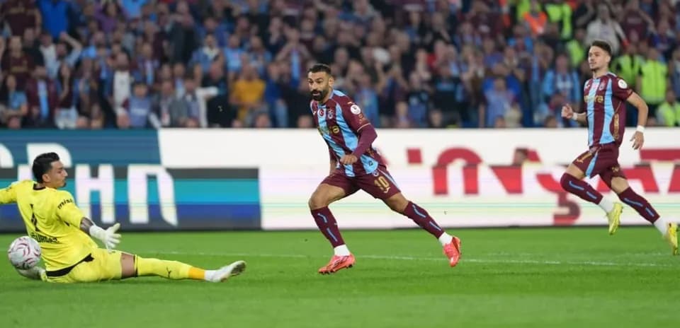 Jugador de Trabzonspor esquivando al portero en el partido