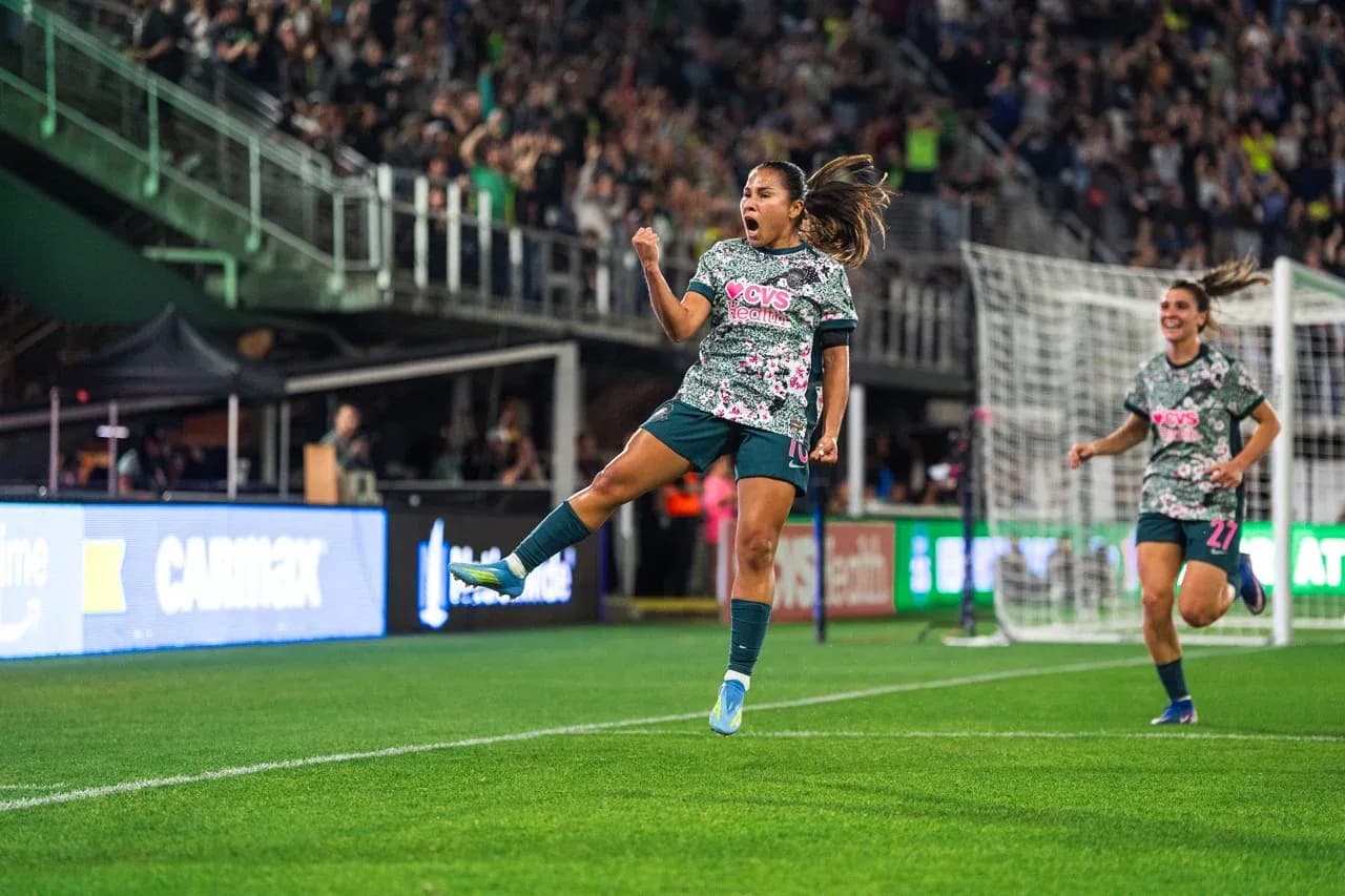 Jugadora celebrando un gol durante el partido