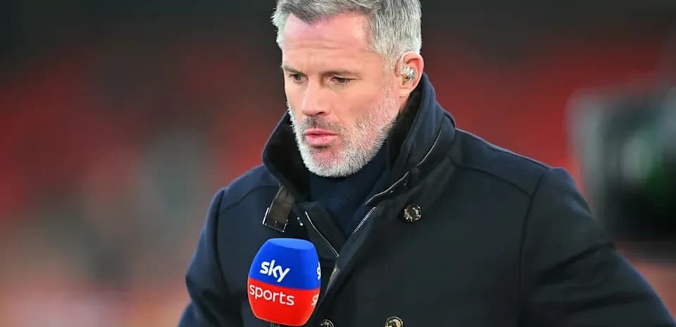 Presentador sosteniendo micrófono de Sky Sports