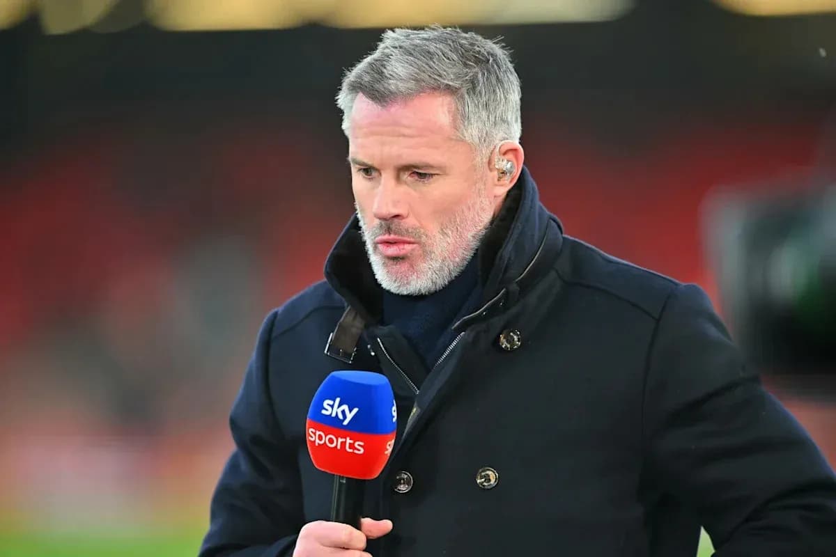 Presentador sosteniendo micrófono de Sky Sports