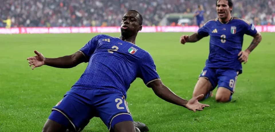 Jugadores de Italia celebrando un gol en el campo