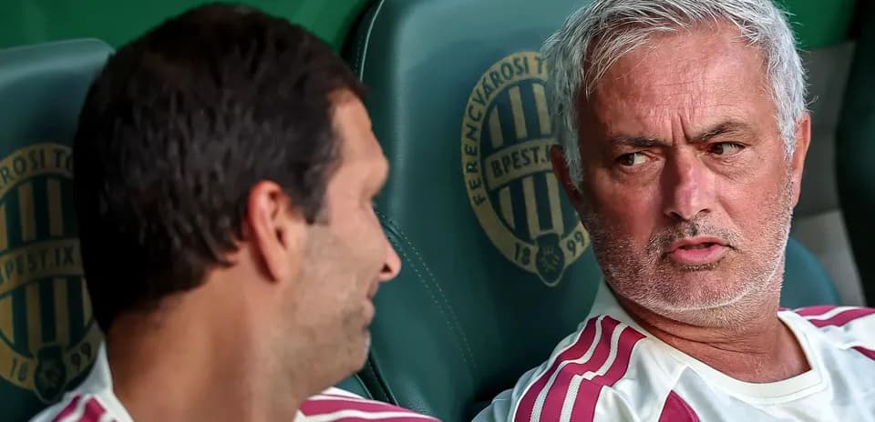 Entrenador conversando con jugador en el banquillo