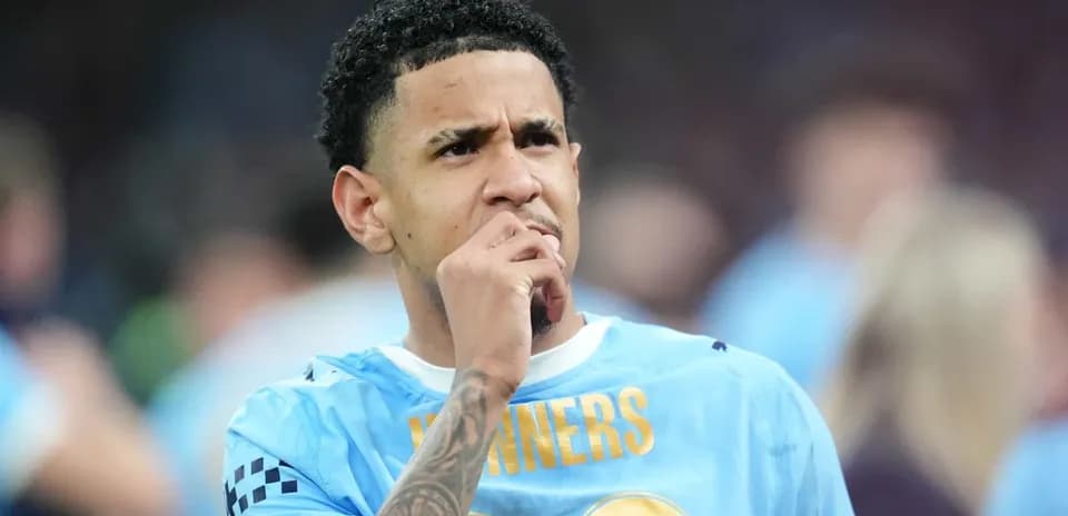 Jugador en uniforme azul pensativo en el campo