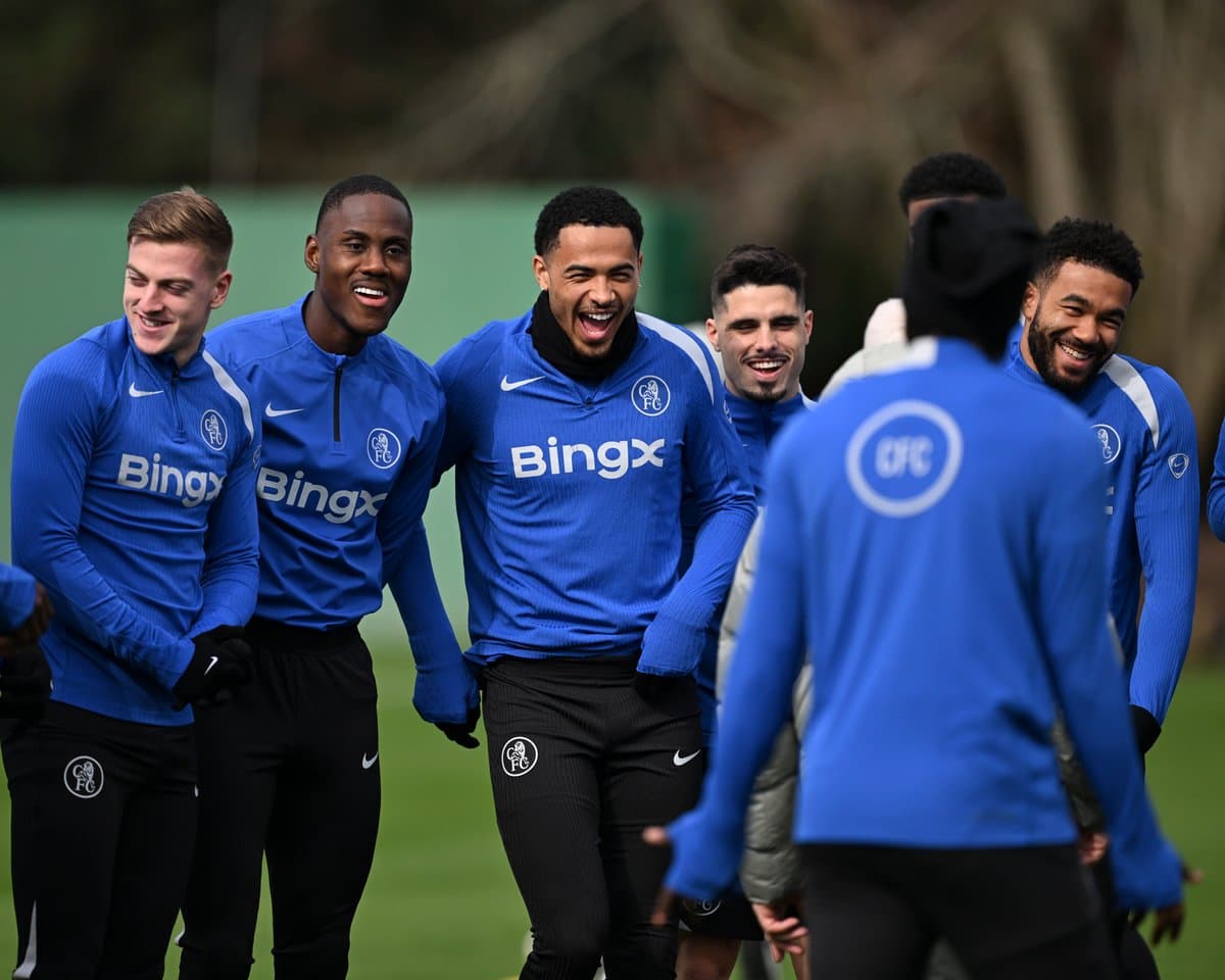 Jugadores riendo durante la sesión de entrenamiento