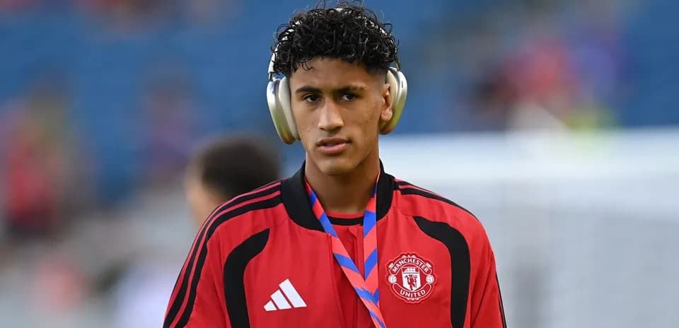 Jugador de Manchester United con auriculares en el campo