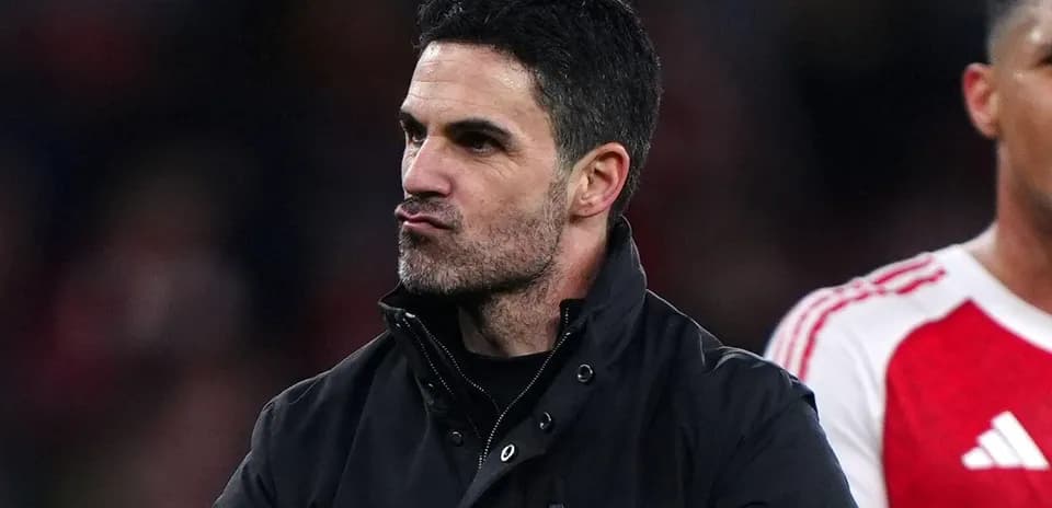 Entrenador celebrando en el campo tras partido