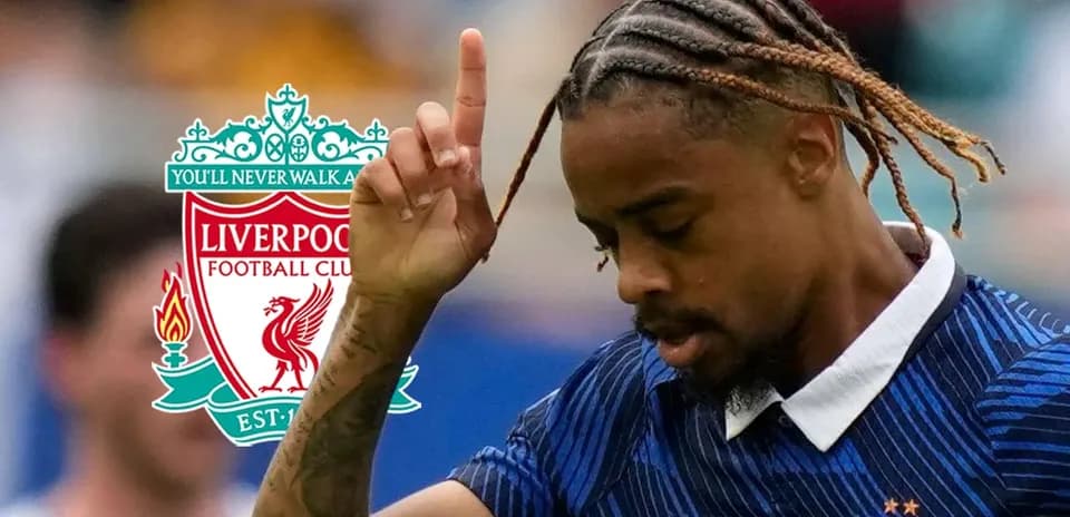 Jugador de Francia con camiseta de Liverpool durante partido