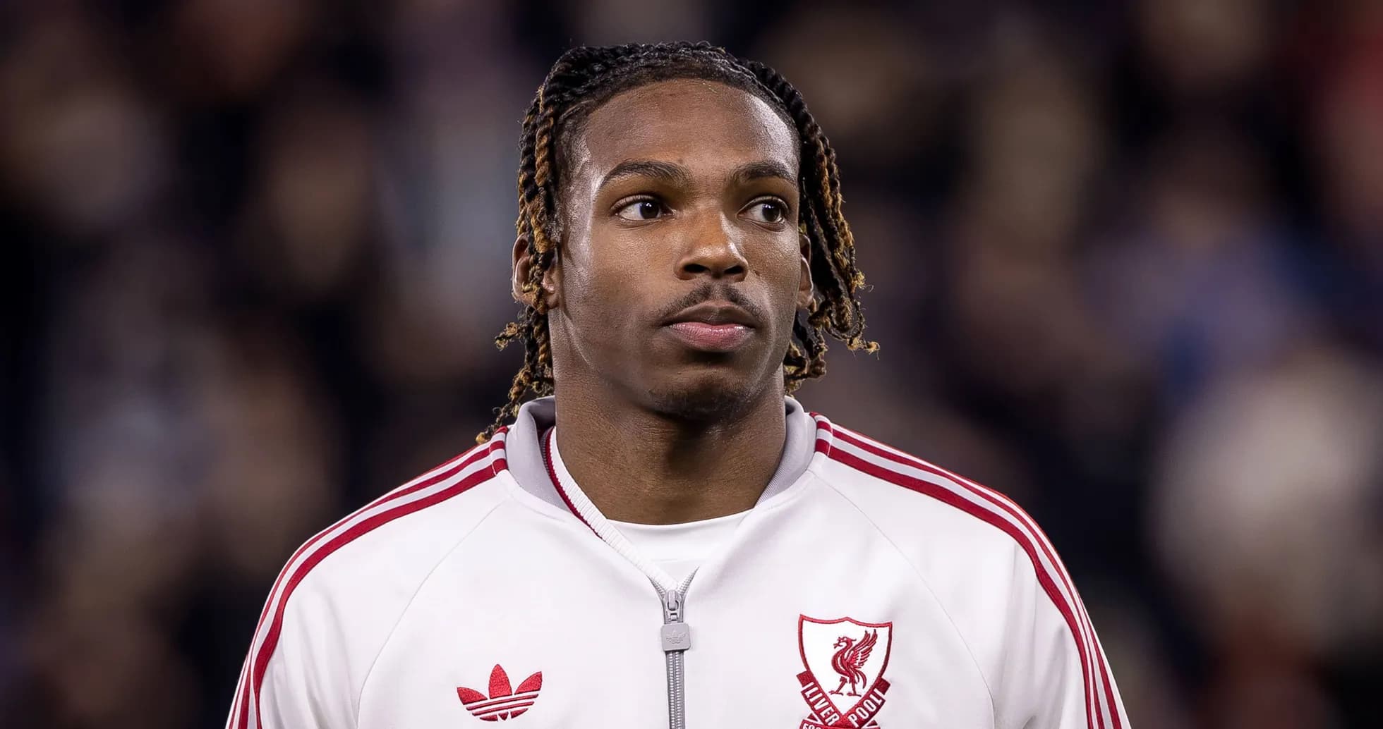 Jugador de Liverpool en uniforme antes del partido