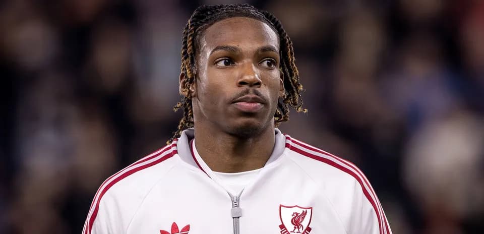 Jugador de Liverpool en uniforme antes del partido