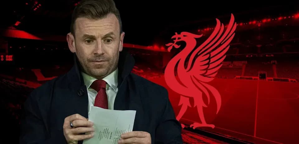 Hombre leyendo notas en estadio de Liverpool