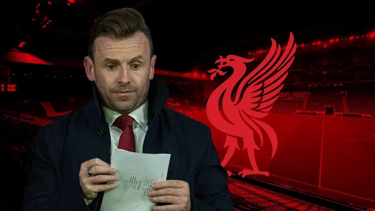 Hombre leyendo notas en estadio de Liverpool