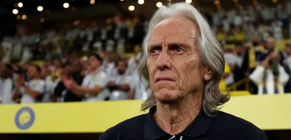Entrenador observando el partido en el estadio