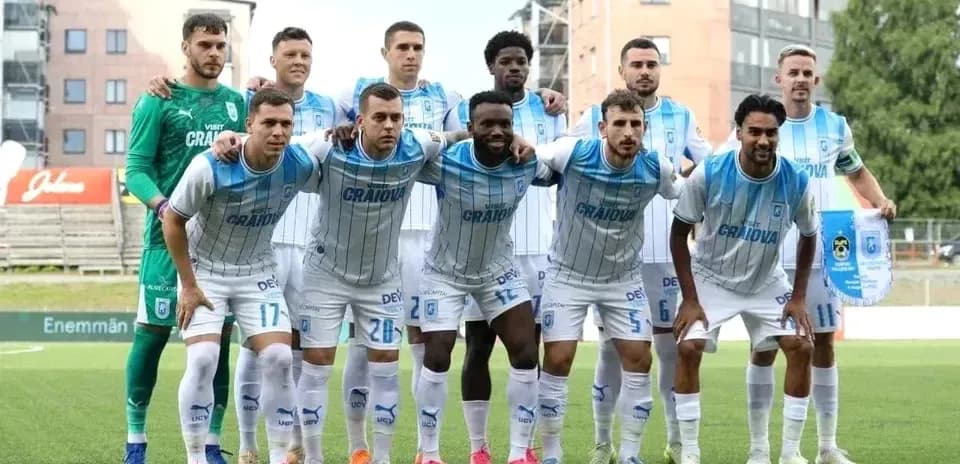 Equipo de Universitatea Craiova posando juntos