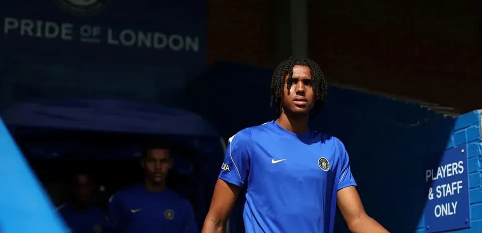 Jugador saliendo del túnel en Stamford Bridge