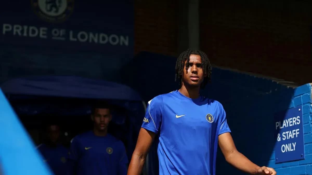 Jugador saliendo del túnel en Stamford Bridge