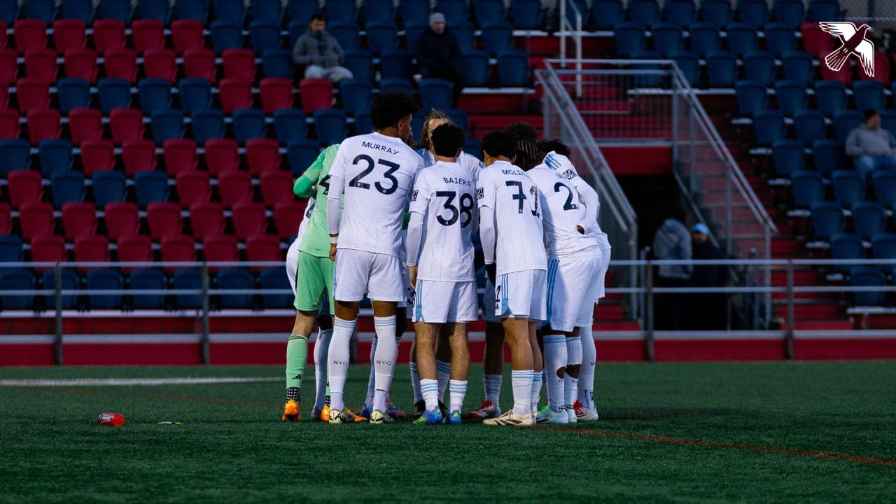 Jugadores de New York City II en círculo