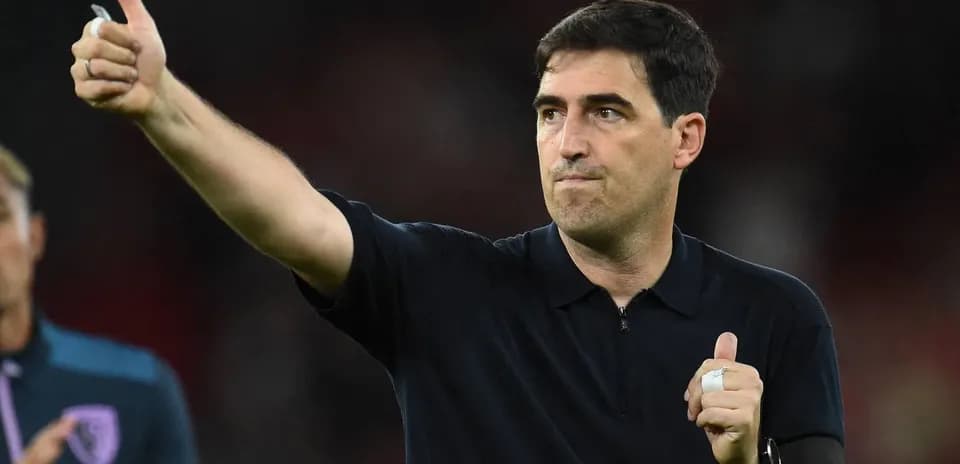 Entrenador levantando el pulgar durante el partido