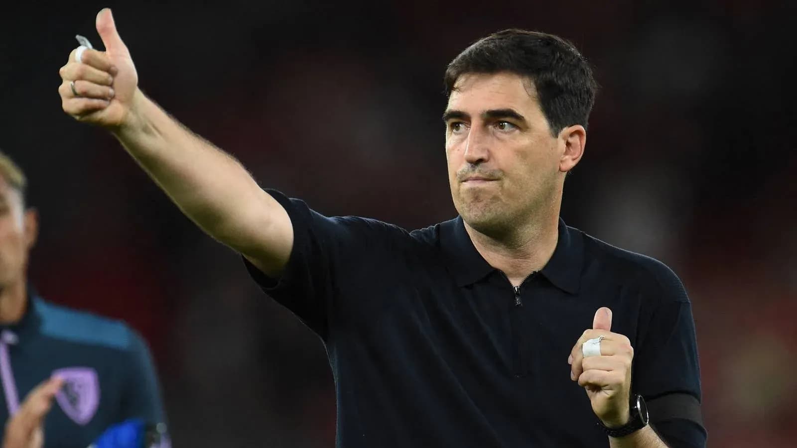 Entrenador levantando el pulgar durante el partido