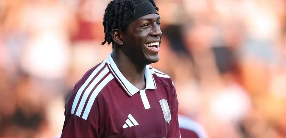 Jugador sonriendo en uniforme de fútbol maroon