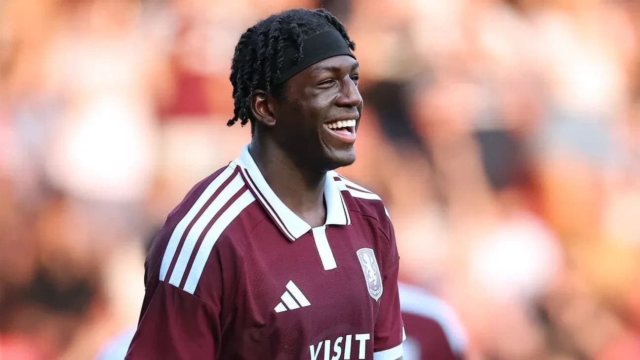 Jugador sonriendo en uniforme de fútbol maroon