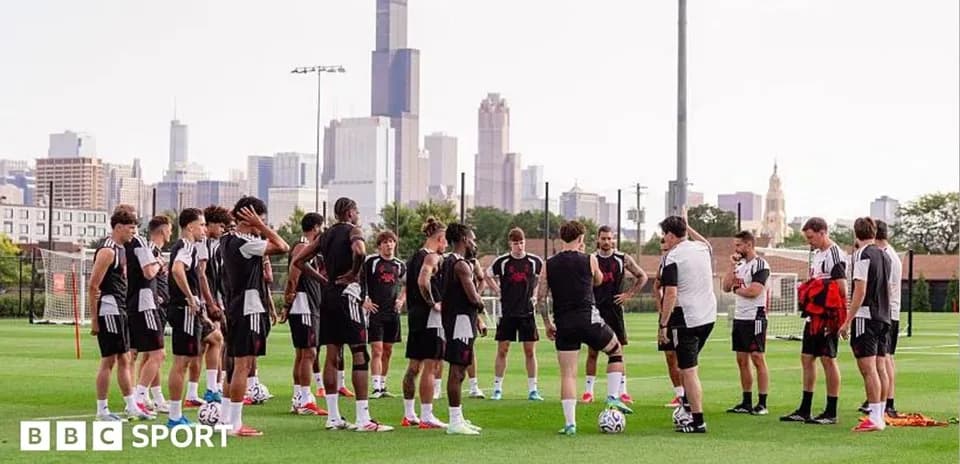 Equipo en entrenamiento con ciudad de fondo