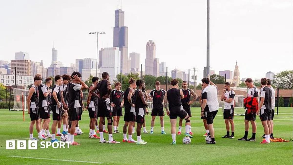 Equipo en entrenamiento con ciudad de fondo