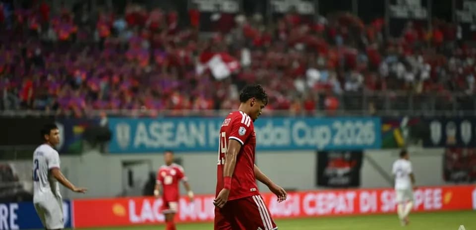 Jugador caminando por el campo durante el partido