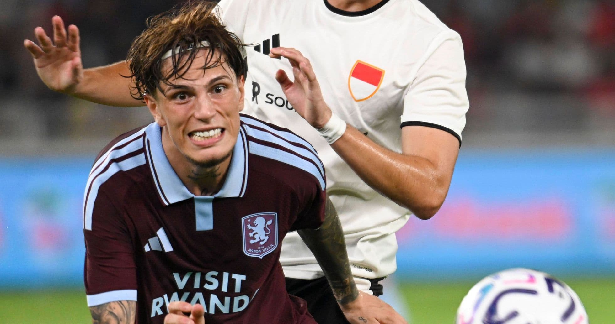 Jugador de Aston Villa siendo agarrado por oponente
