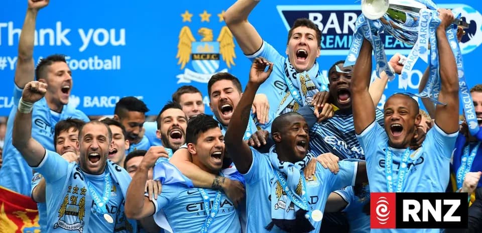Jugadores de Manchester City celebrando un trofeo