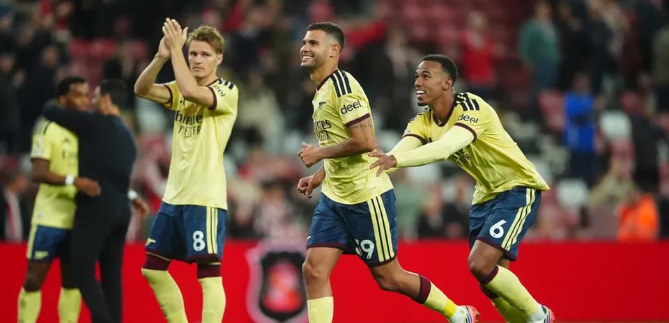 Jugadores de Arsenal celebrando victoria en el campo