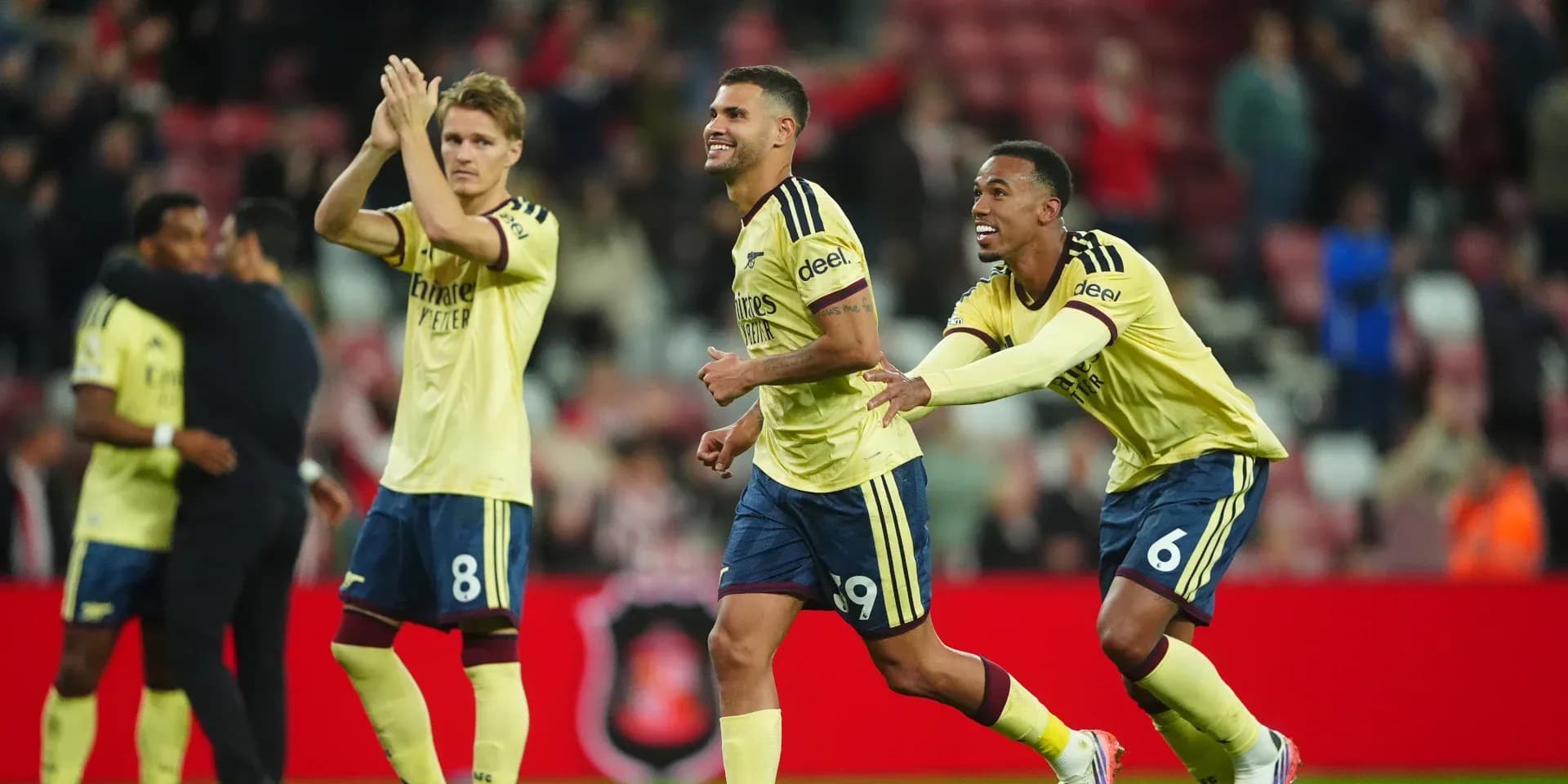 Jugadores de Arsenal celebrando victoria en el campo