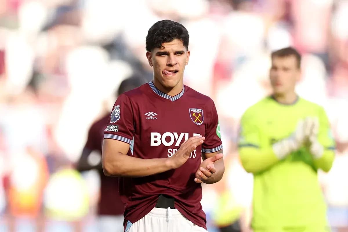 Jugador de West Ham aplaudiendo en el campo